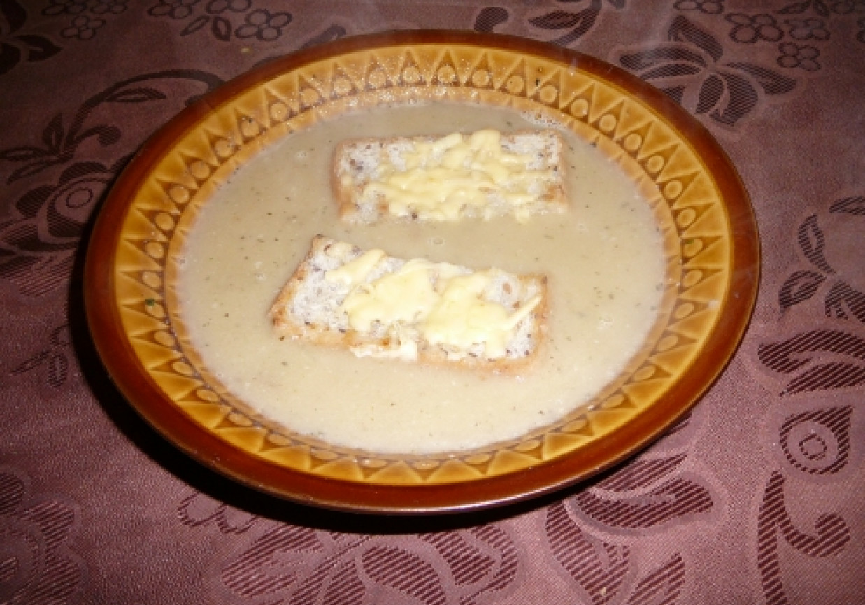 Zupa cebulowa z grzankami foto
