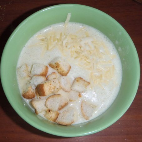 Krok 7 - Zupa cebulowa z grzankami. foto