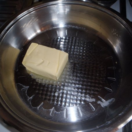 Krok 1 - Zupa cebulowa z grzankami. foto