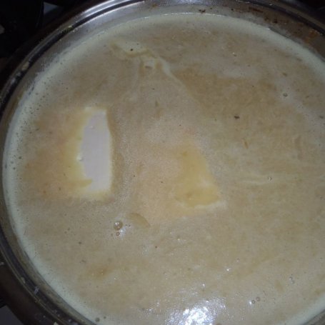 Krok 6 - Zupa cebulowa z grzankami. foto