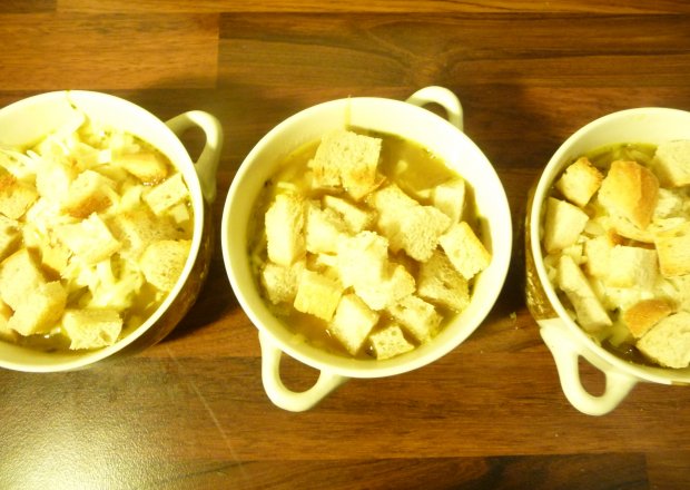 Fotografia przedstawiająca Zupa cebulowa z grzankami