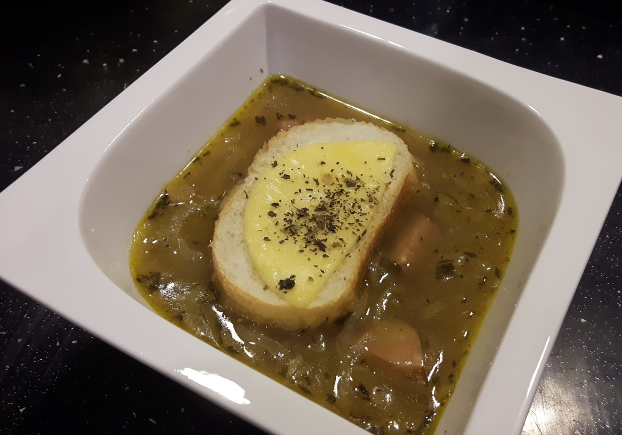 Zupa cebulowa z kiełbasą foto