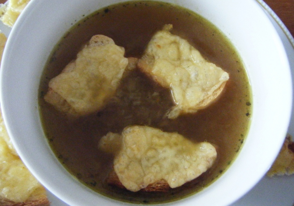 Zupa cebulowa z serowymi grzankami foto
