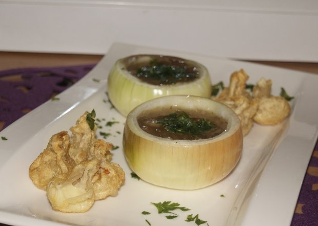 Fotografia przedstawiająca Zupa cebulowa z serowymi won tonami