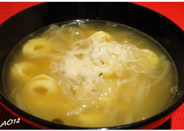 Fotografia przedstawiająca Zupa cebulowa z tortellini serowym.