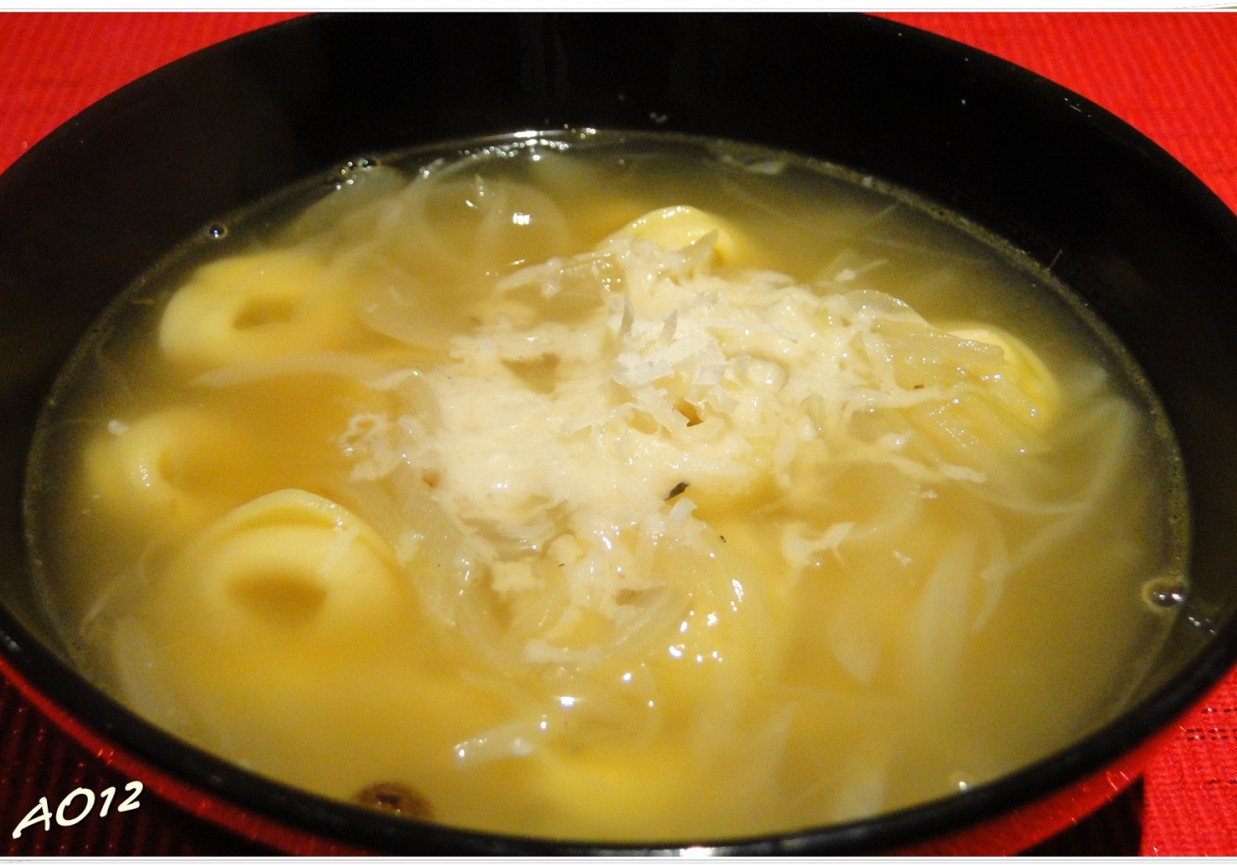 Zupa cebulowa z tortellini serowym. foto