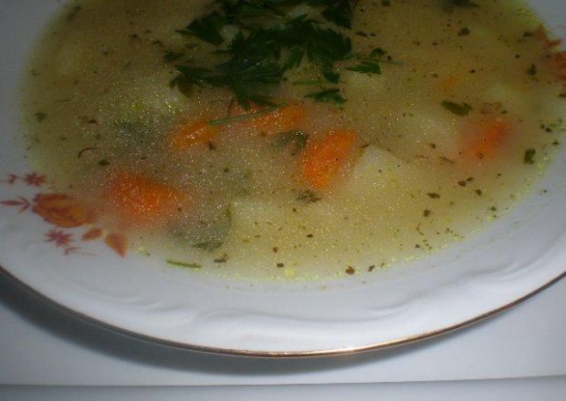 Fotografia przedstawiająca Zupa cebulowa z ziemniaczkami