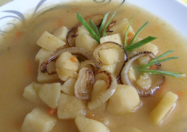 Fotografia przedstawiająca Zupa cebulowa z ziemniakami