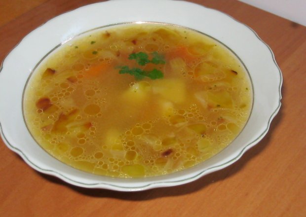 Fotografia przedstawiająca Zupa cebulowa z ziemniakami