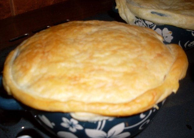 Fotografia przedstawiająca Zupa cebulowa zapiekana z ciastem francuskim