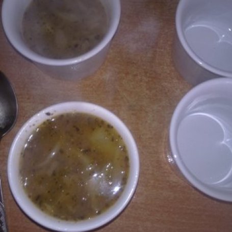 Krok 3 - zupa cebulowa zapiekanka w cieście francuskim foto