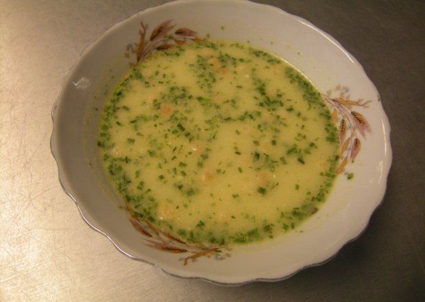 Fotografia przedstawiająca zupa cebulowa ze szczypiorkiem
