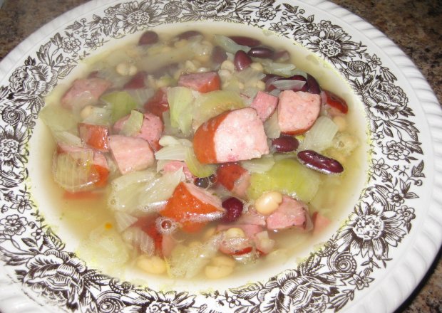 Fotografia przedstawiająca zupa cebulowo - fasolowa z kiełbasą