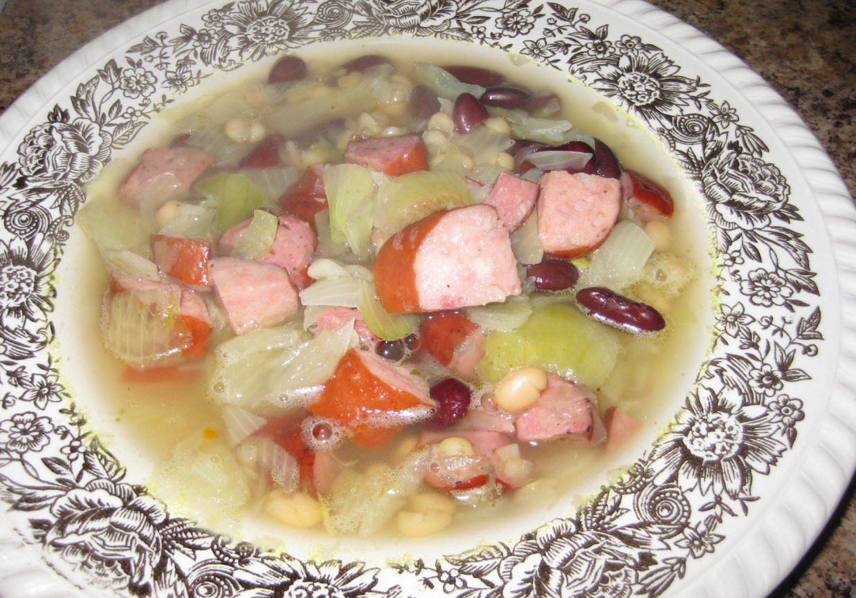 zupa cebulowo - fasolowa z kiełbasą foto