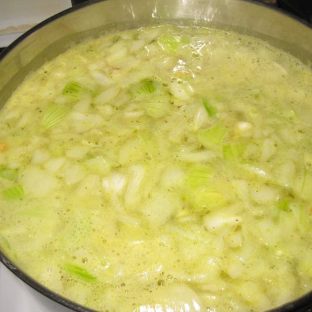 Krok 2 - zupa cebulowo - fasolowa z kiełbasą foto