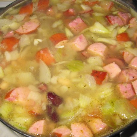 Krok 3 - zupa cebulowo - fasolowa z kiełbasą foto