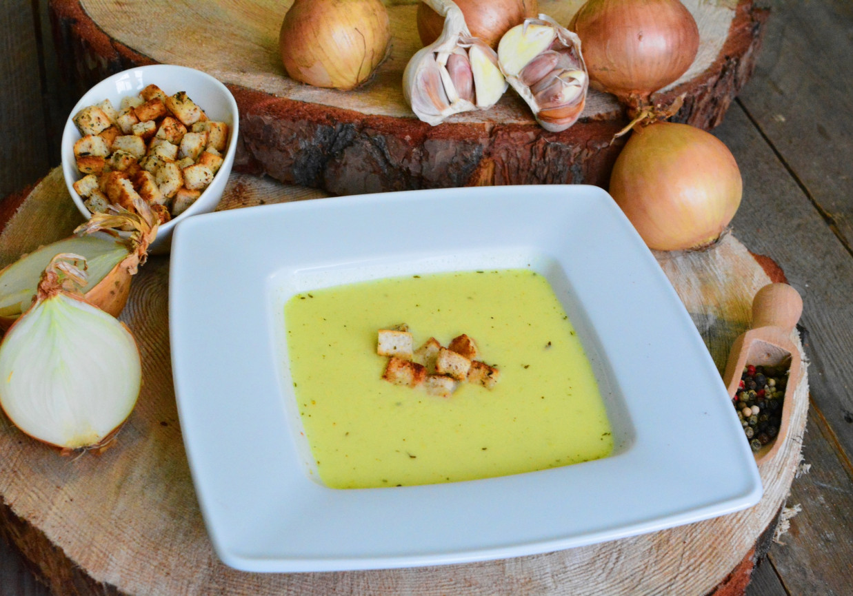 Zupa cebulowo - serowa z ziołowymi grzankami foto