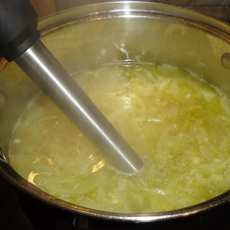 Krok 3 - Zupa cebulowo - serowa z ziołowymi grzankami foto