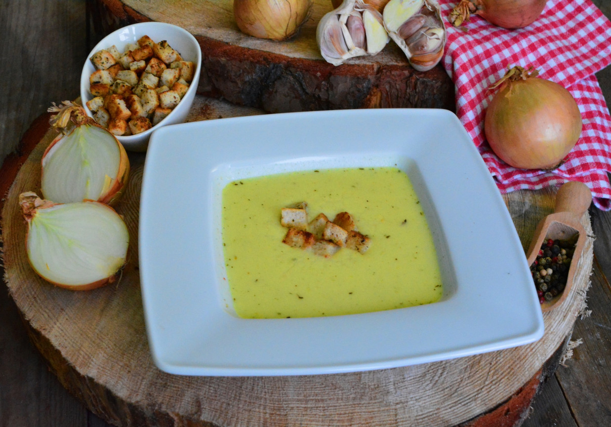 Zupa cebulowo - serowa z ziołowymi grzankami foto
