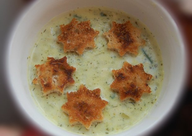 Fotografia przedstawiająca zupa cebulowo-czosnkowa