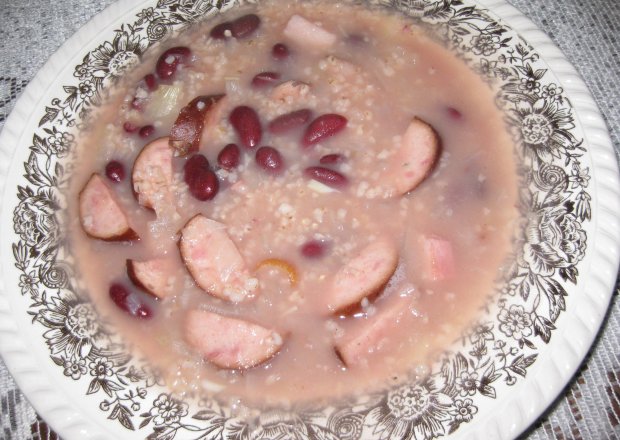 Fotografia przedstawiająca zupa cebulowo-fasolowa a'la krupnik