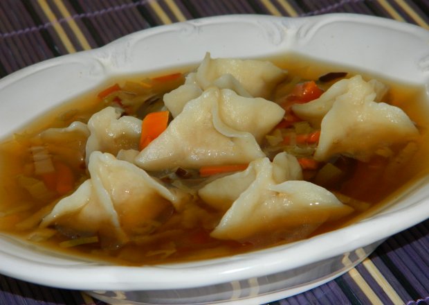 Fotografia przedstawiająca Zupa chińska z pierożkami
