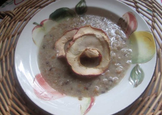 Fotografia przedstawiająca Zupa chlebowa z suszem jabłkowym (po Litewsku)