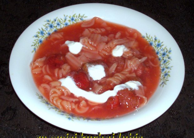 Fotografia przedstawiająca zupa-chłodnik truskawkowa z makaronem...
