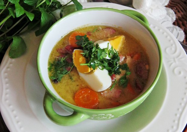 Fotografia przedstawiająca Zupa chrzanowa z jajkiem i kiełbasą