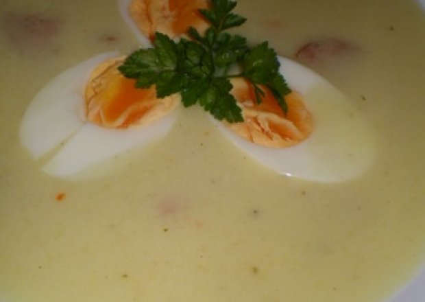 Fotografia przedstawiająca Zupa chrzanowa z kiełbasą i jajkiem