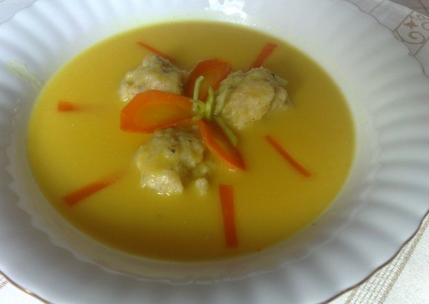 Fotografia przedstawiająca zupa chrzanowa z kurkumą