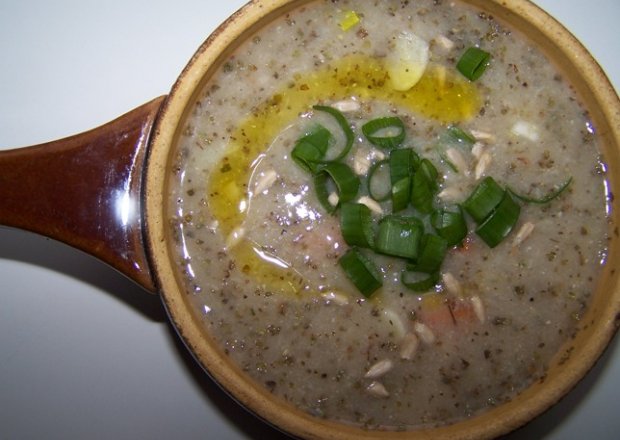 Fotografia przedstawiająca zupa chrzanowo czosnkowa na zakwasie żytnim