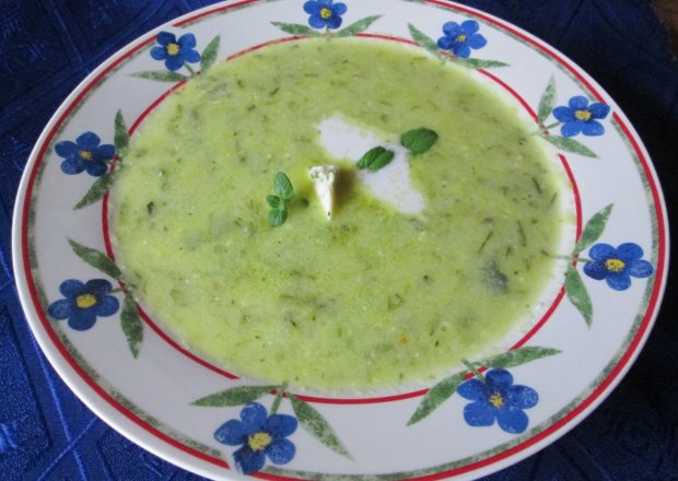 Fotografia przedstawiająca Zupa cukiniowa z kokosowym mlekiem
