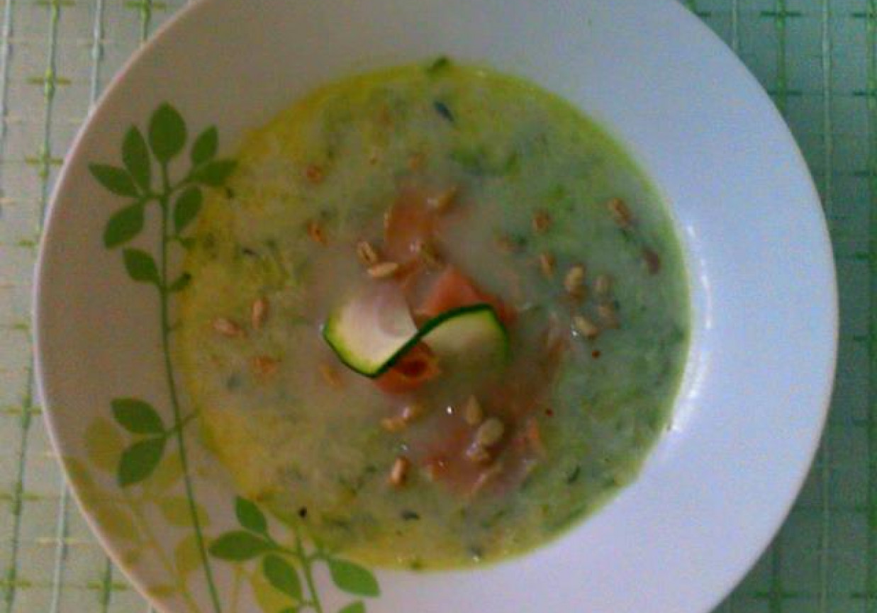Zupa cukiniowa z szynką parmeńską i ziarnami słonecznika foto