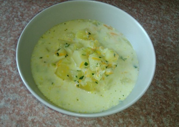 Fotografia przedstawiająca Zupa cukiniowa z ziemniakami