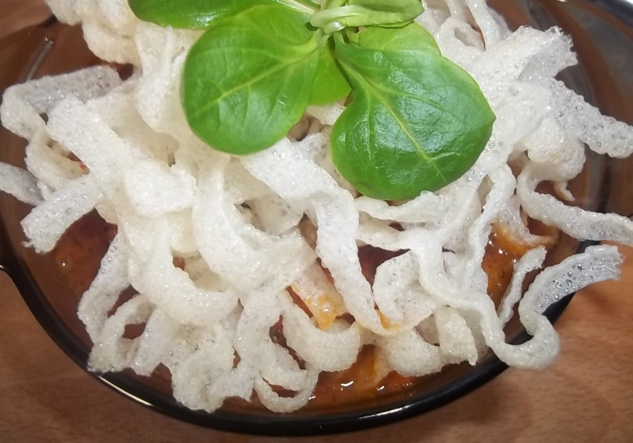 Zupa cukiniowa ze smażonym makaronem ryżowym foto