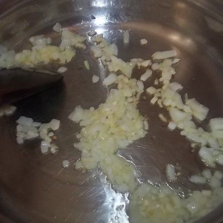 Krok 1 - Zupa cukiniowa ze smażonym makaronem ryżowym foto