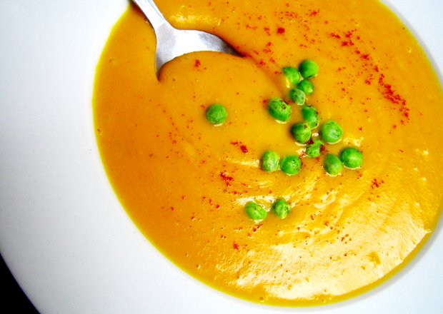 Fotografia przedstawiająca Zupa curry z dyni z groszkiem