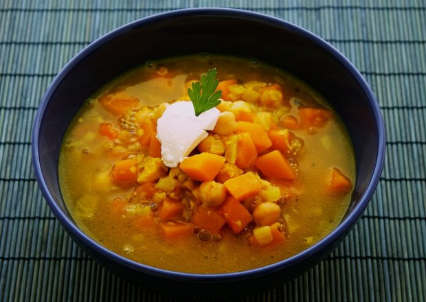 Fotografia przedstawiająca Zupa curry z dynią i ciecierzycą