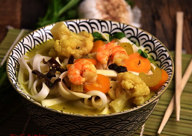 Fotografia przedstawiająca Zupa curry z kalafiorem i krewetkami