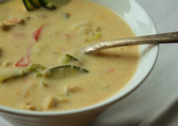 Fotografia przedstawiająca zupa curry z kurczakiem, cukinią i pomidorami