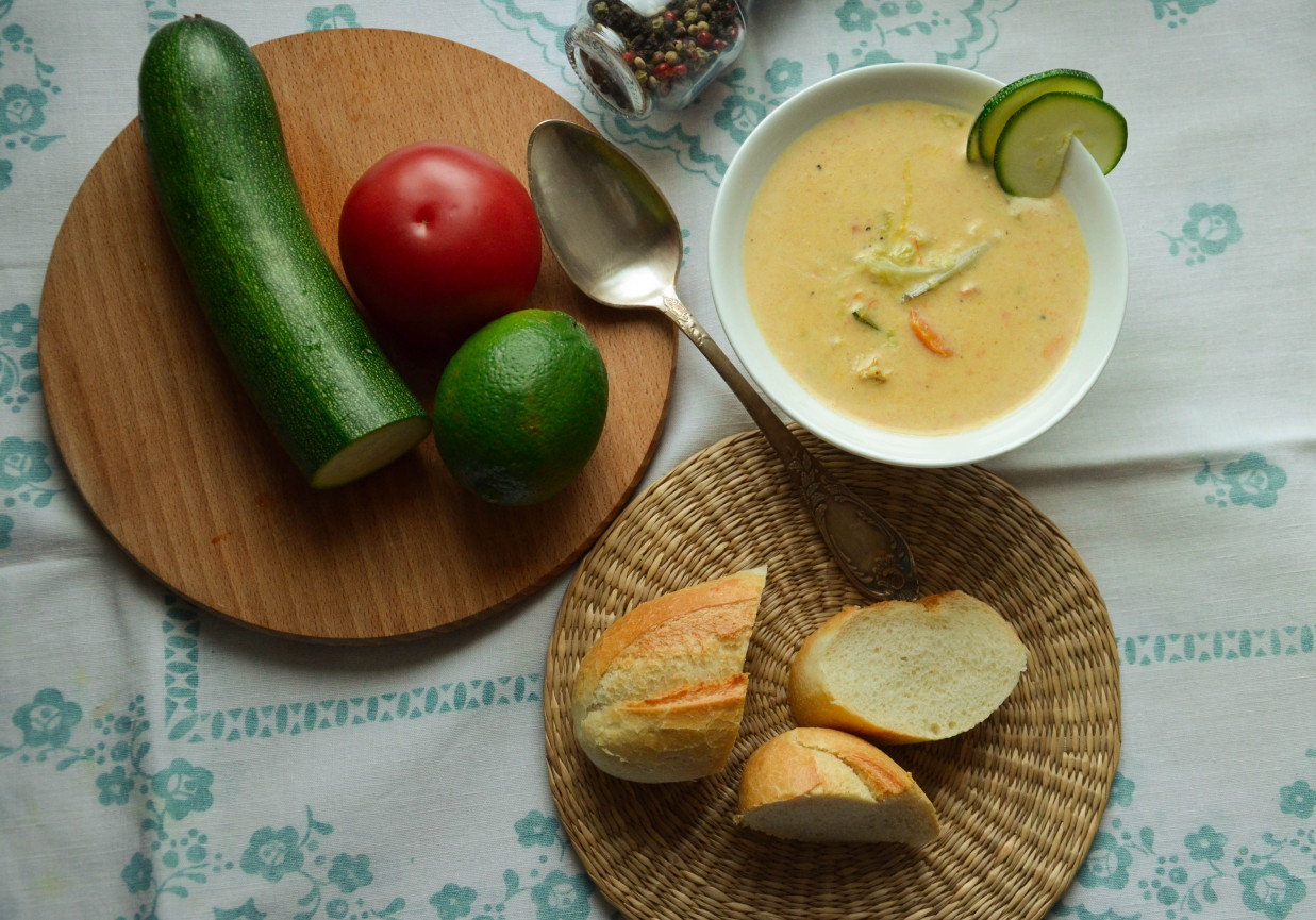 zupa curry z kurczakiem, cukinią i pomidorami foto