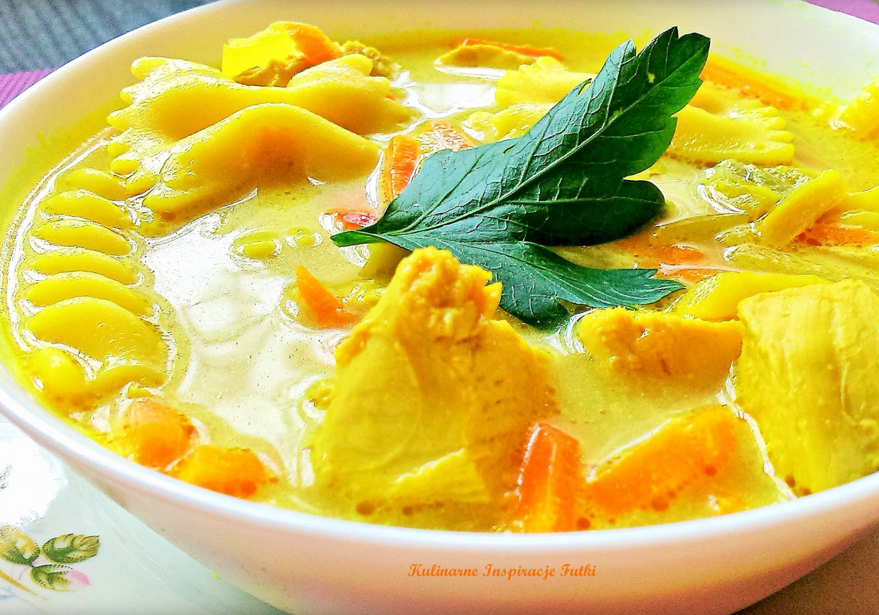 Zupa curry z kurczakiem i makaronem foto