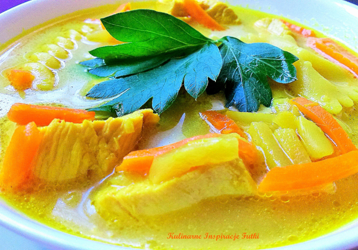Zupa curry z kurczakiem i makaronem foto