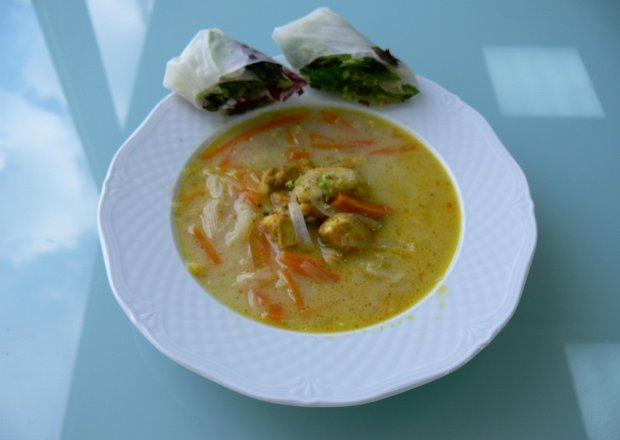 Fotografia przedstawiająca Zupa curry z kurczakiem i sajgonkami