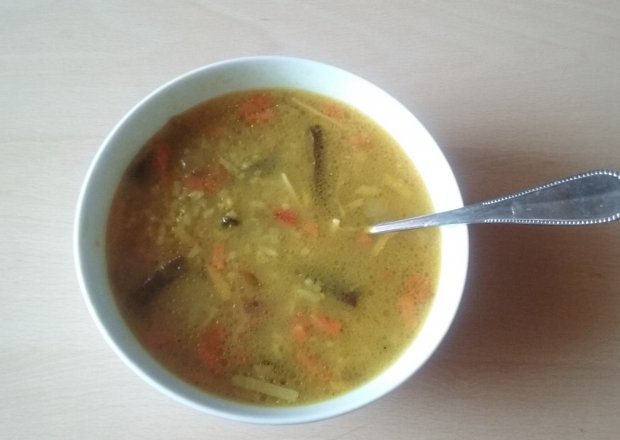 Fotografia przedstawiająca Zupa curry z warzywami i ryżem