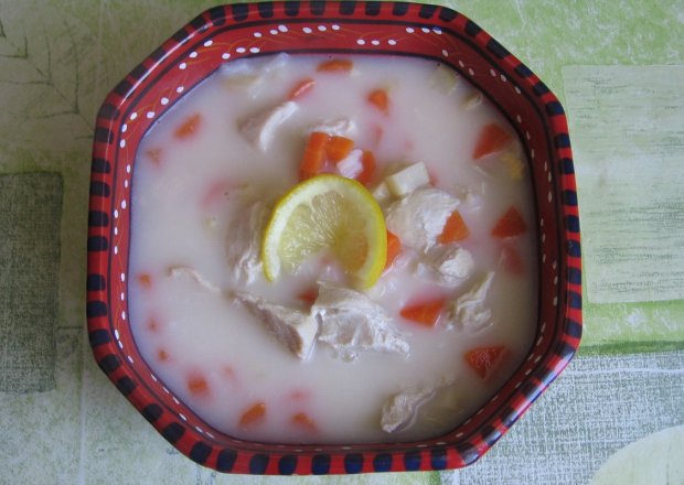 Fotografia przedstawiająca Zupa cytrynowa z kurczakiem i ryżem