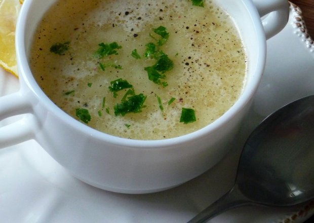 Fotografia przedstawiająca Zupa cytrynowa z makaronem