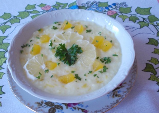 Fotografia przedstawiająca Zupa cytrynowa z ryżem i dynią.