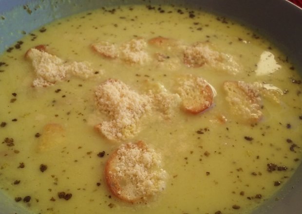 Fotografia przedstawiająca Zupa czosnkowa w bake rollsami